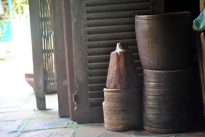 Vào nhiều gia đình ở Thổ Hà, những sản phẩm thời xưa cũ như chõ, chum vại, đặc biệt là tiểu sành vẫn còn xuất hiện...